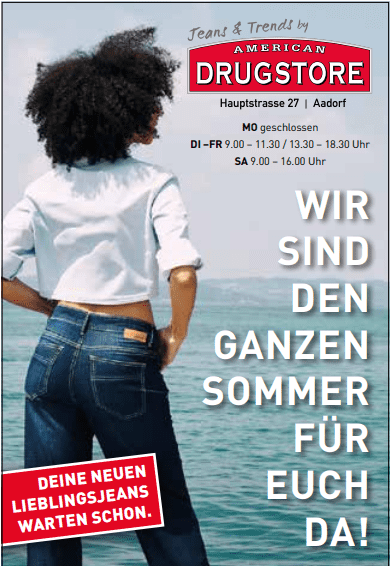 Werbebanner von American Drugstore Aadorf mit einer Frau in Jeans, die mit dem Rücken zum Betrachter am Wasser steht. Rechts steht in grosser weisser Schrift der Slogan «Wir sind den ganzen Sommer für euch da!». Oben befinden sich das Logo von American Drugstore sowie die Öffnungszeiten und die Adresse in Aadorf. Unten links hebt ein rotes Textfeld hervor: «Deine neuen Lieblingsjeans warten schon.» Das Motiv vermittelt Sommerstimmung und bewirbt modische Jeans sowie das saisonale Angebot des Geschäfts.